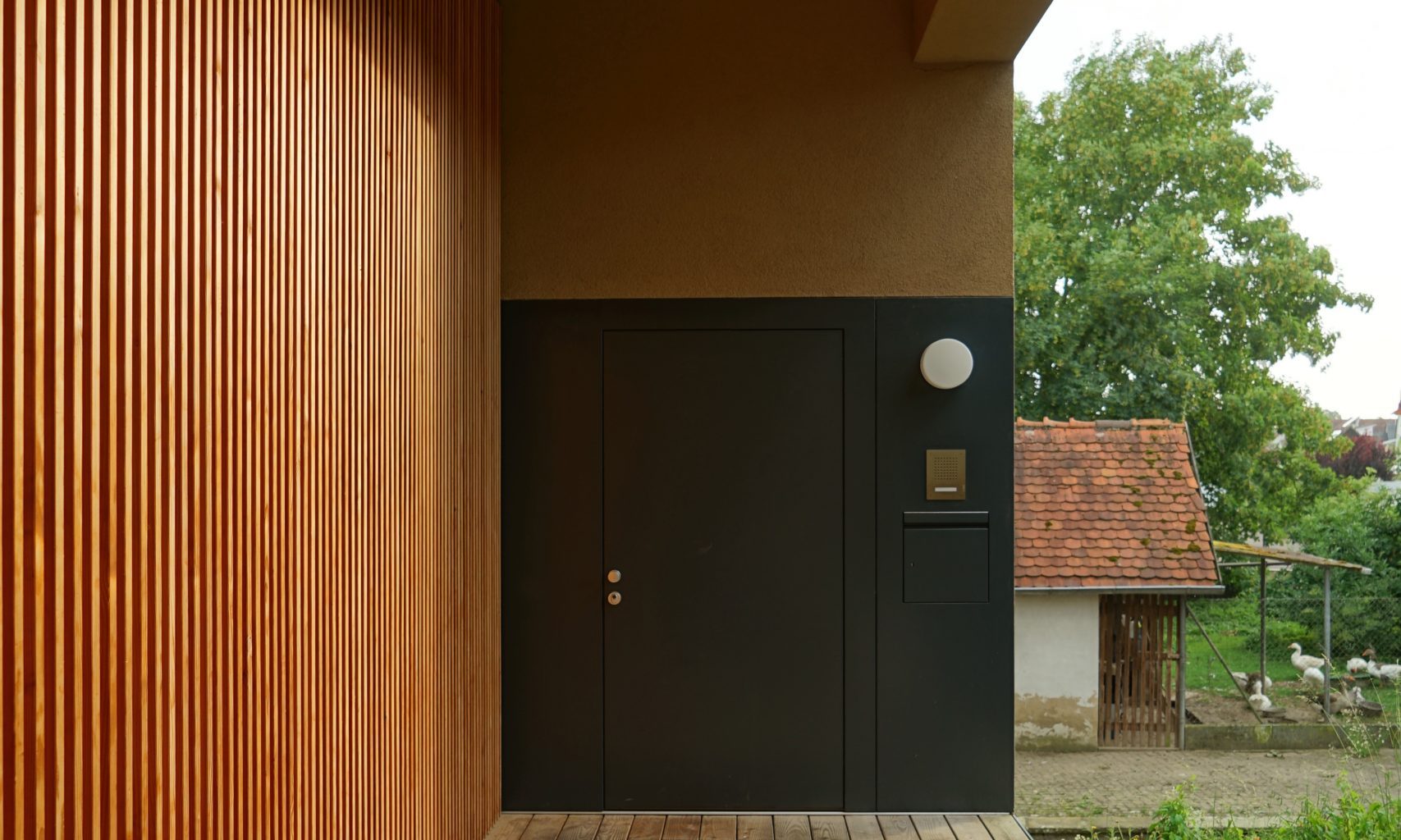 Eingangsloggia mit Blick auf die Haustür